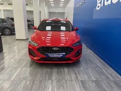 Rojo Usado 2024 Ford Focus ST-Line Berlina | 20.995 € (Buen precio)