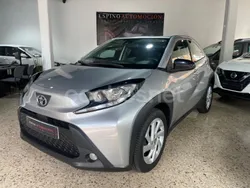 Gris / plata Usado 2022 Toyota Aygo Play Utilitario | 12.990 € (Precio justo)