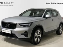 Plateado Usado 2023 Volvo XC40 Core SUV | 31.900 € (Precio justo)