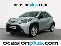 Gris Usado 2024 Toyota Aygo Play Utilitario | 14.364 € (Precio justo)