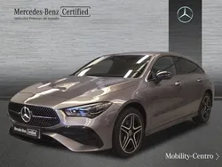 Mountaingrau met. Usado 2024 Mercedes CLA250 AMG line Berlina | 51.900 €