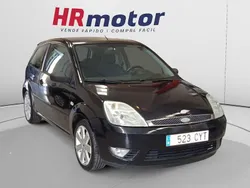 Rojo Usado 2004 Ford Fiesta Trend Utilitario | 2990 € (Precio justo)
