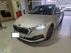 Gris Usado 2021 Skoda Octavia Ambition Utilitario | 17.999 € (Precio justo)