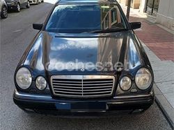 Azul Usado 2001 Mercedes E220 Classic Berlina | 3900 €