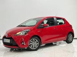 Rojo Usado 2017 Toyota Yaris Hybrid Active Utilitario | 12.990 € (Precio justo)