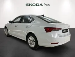 Blanco Usado 2023 Skoda Octavia Ambition Berlina | 20.500 € (Buen precio)