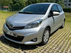 Gris / plata Usado 2013 Toyota Yaris City Berlina | 6300 € (Buen precio)