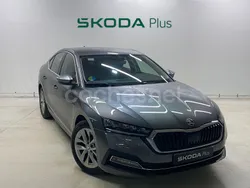 Gris / plata Usado 2024 Skoda Octavia Selection Berlina | 28.900 € (Caro)