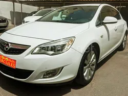 Blanco Usado 2010 Opel Astra Cosmo Berlina | 6900 € (Precio justo)