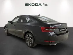 Negro Usado 2023 Skoda Superb SportLine Berlina | 34.990 € (Precio justo)