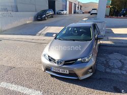 Beige Usado 2014 Toyota Auris Hybrid Advance Berlina | 12.599 € (Precio justo)