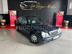 Azul Usado 2000 Mercedes E270 Elegance Berlina | 5000 €