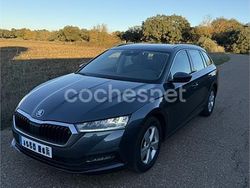 Gris / plata Usado 2021 Skoda Octavia Style Familiar | 18.500 € (Precio justo)