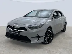 Gris / plata Usado 2024 Kia Ceed Style Berlina | 19.495 € (Precio justo)