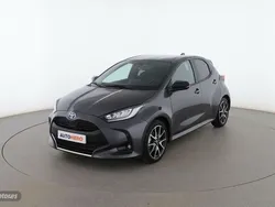 Gris Usado 2022 Toyota Yaris Hybrid Plus Berlina | 21.199 € (Un poco caro)