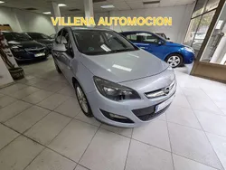 Plateado Usado 2015 Opel Astra Selective Utilitario | 8650 € (Precio justo)