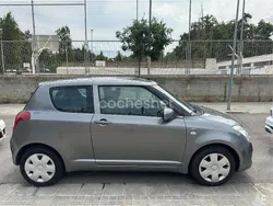 Gris / plata Usado 2006 Suzuki Swift GL Berlina | 3950 € (Buen precio)