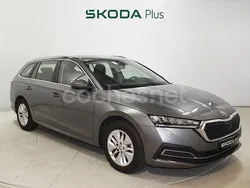 Gris / plata Usado 2024 Skoda Octavia Ambition Familiar | 25.300 € (Buen precio)
