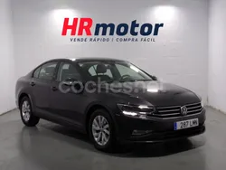 Gris Usado 2021 VW Passat Berlina | 21.950 € (Un poco caro)