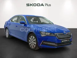 Azul Usado 2022 Skoda Superb Ambition Berlina | 26.890 € (Un poco caro)