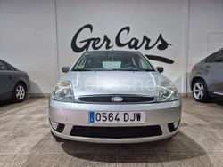 Gris / plata Usado 2005 Ford Fiesta Ghia Utilitario | 3695 € (Precio justo)