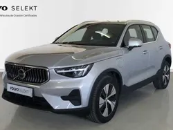 Plateado Usado 2023 Volvo XC40 Core SUV | 38.900 € (Caro)