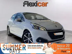 Blanco Usado 2018 Peugeot 208 Allure Utilitario | 10.390 € (Precio justo)