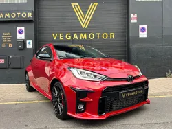 Granate Usado 2024 Toyota Yaris Berlina | 44.990 € (Caro)