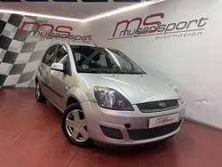 Plateado Usado 2008 Ford Fiesta Trend Utilitario | 2900 €