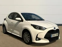 Blanco Usado 2022 Toyota Yaris Hybrid Active Berlina | 19.800 € (Precio justo)