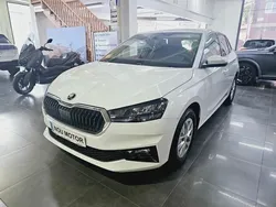 Blanco Usado 2024 Skoda Fabia Ambition Berlina | 18.400 € (Precio justo)