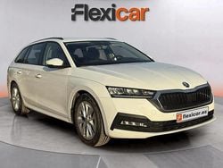 Blanco Usado 2023 Skoda Octavia Ambition Familiar | 20.390 € (Precio justo)