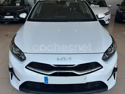 Gris / plata Usado 2024 Kia Ceed Berlina | 18.900 € (Precio justo)