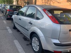 Gris / plata Usado 2005 Ford Focus Trend Berlina | 2600 € (Precio justo)