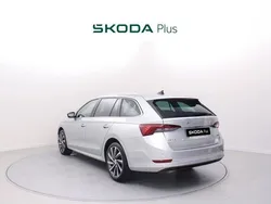 Gris plata Usado 2023 Skoda Octavia Selection Familiar | 27.700 € (Precio justo)
