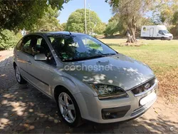 Gris / plata Usado 2007 Ford Focus Titanium Berlina | 4900 € (Precio justo)
