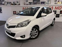 Blanco Usado 2013 Toyota Yaris Active Utilitario | 7750 € (Precio justo)