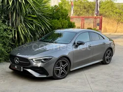 Gris / plata Usado 2024 Mercedes CLA200 Berlina | 39.900 € (Precio justo)