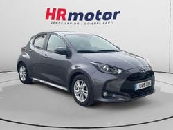 Gris Usado 2022 Toyota Yaris Hybrid Style Berlina | 17.850 € (Precio justo)