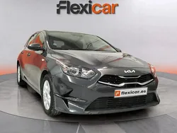 Gris Usado 2023 Kia Ceed 2 Berlina | 14.990 € (Precio justo)
