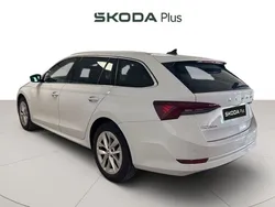 Blanco Usado 2024 Skoda Octavia Selection Familiar | 28.540 € (Precio justo)