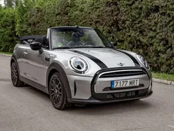 Plateado Usado 2024 Mini Cooper Cabriolet Favoured Descapotable | 32.950 €