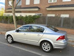 Gris / plata Usado 2010 Opel Astra Cosmo Berlina | 6990 € (Precio justo)