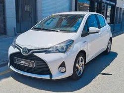 Blanco Usado 2016 Toyota Yaris Hybrid Advance Berlina | 12.990 € (Buen precio)