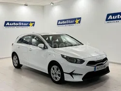 Blanco Usado 2023 Kia Ceed Berlina | 19.500 € (Un poco caro)