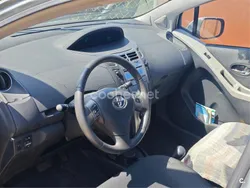 Gris / plata Usado 2011 Toyota Yaris Connect Style Berlina | 7900 € (Buen precio)