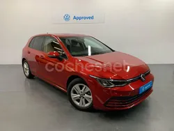 Rojo Usado 2023 VW Golf VIII Life Berlina | 22.800 € (Buen precio)