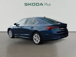 Azul Usado 2024 Skoda Octavia Selection Berlina | 25.490 € (Precio justo)