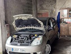 Beige Usado 2002 Ford Fiesta Trend Berlina | 2200 € (Caro)