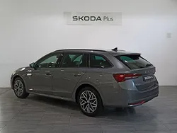 Gris Usado 2024 Skoda Octavia Selection Familiar | 29.400 € (Precio justo)